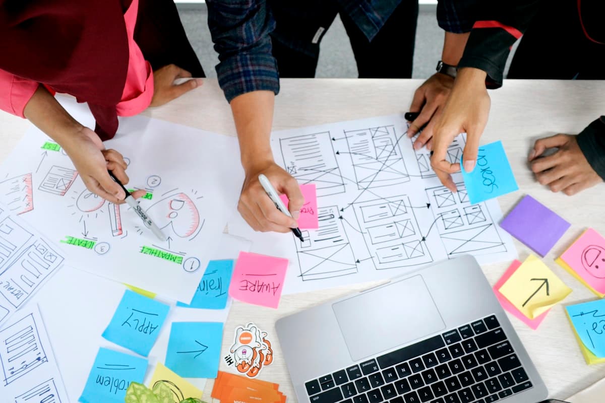 Maquettes d'interface posées à plat sur un plan de travail